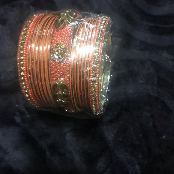 Bangles/bracelets - Picture 1 of 6